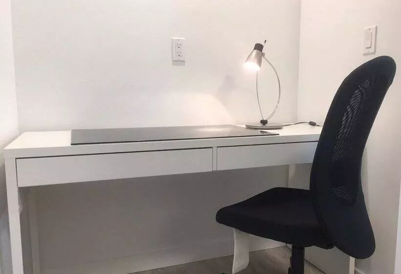 Hotel The Inn On College