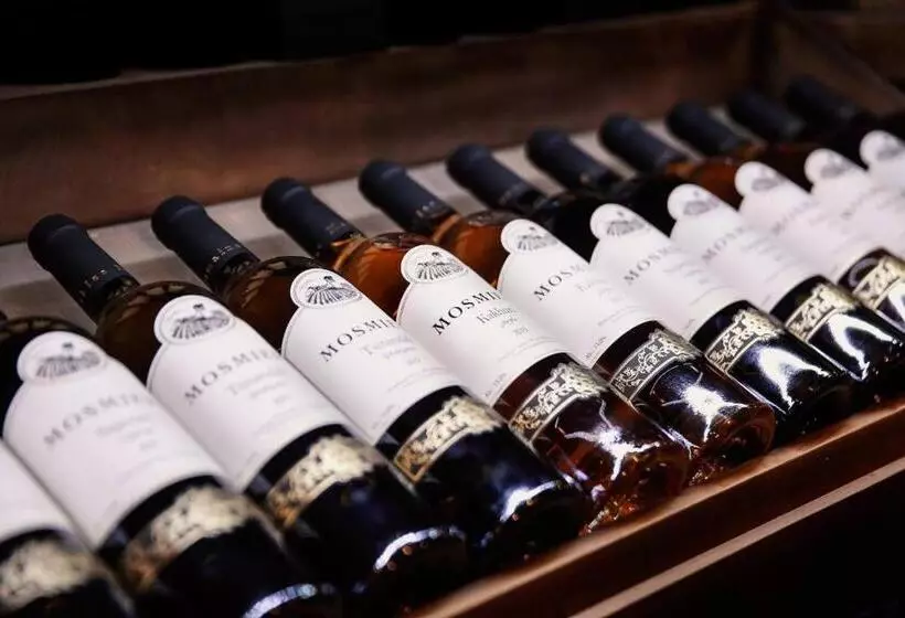 استراحتگاه Château Mosmieri Hotel & Winery