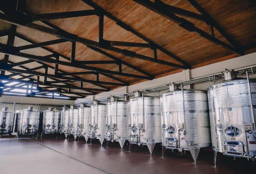 استراحتگاه Château Mosmieri Hotel & Winery