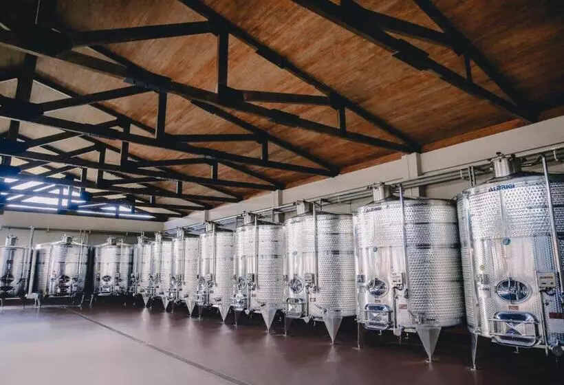 استراحتگاه Château Mosmieri Hotel & Winery