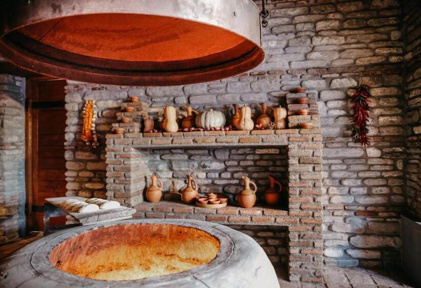 استراحتگاه Château Mosmieri Hotel & Winery