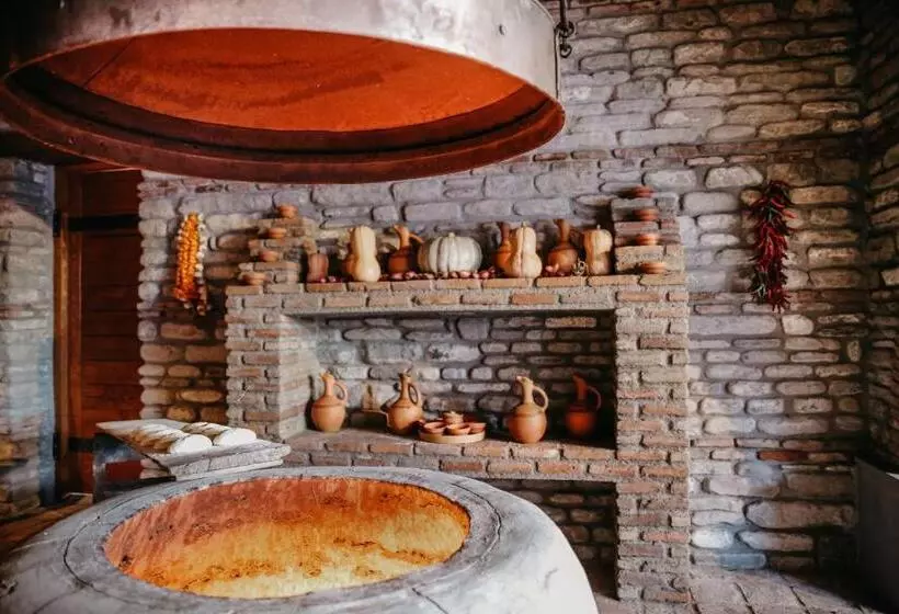 استراحتگاه Château Mosmieri Hotel & Winery