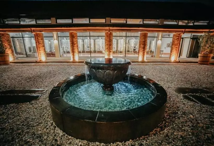 استراحتگاه Château Mosmieri Hotel & Winery