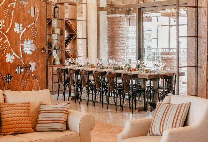 استراحتگاه Château Mosmieri Hotel & Winery