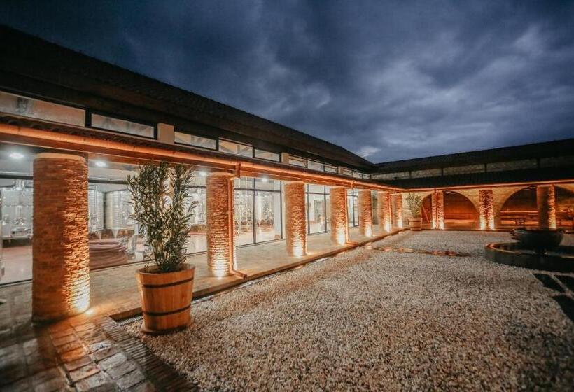 استراحتگاه Château Mosmieri Hotel & Winery