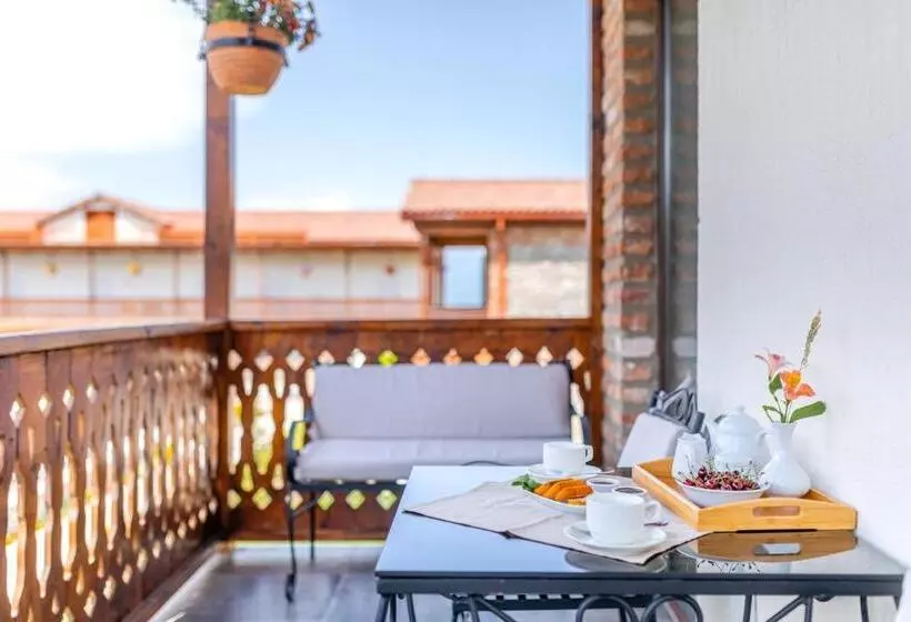 استراحتگاه Château Mosmieri Hotel & Winery