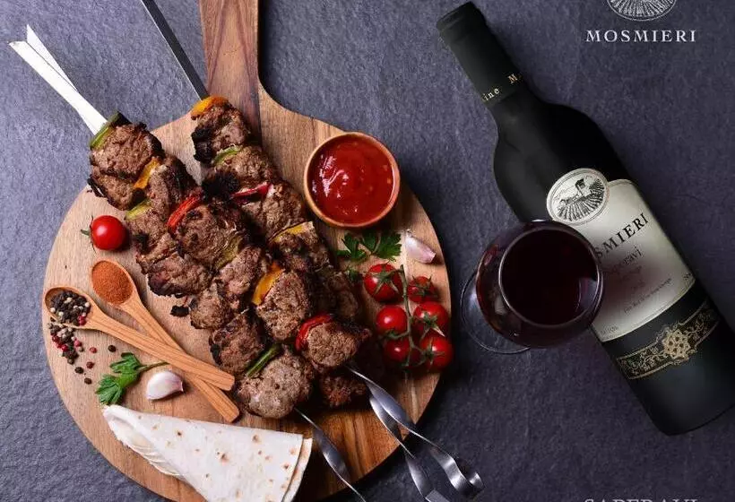 استراحتگاه Château Mosmieri Hotel & Winery