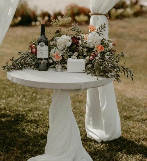 استراحتگاه Château Mosmieri Hotel & Winery