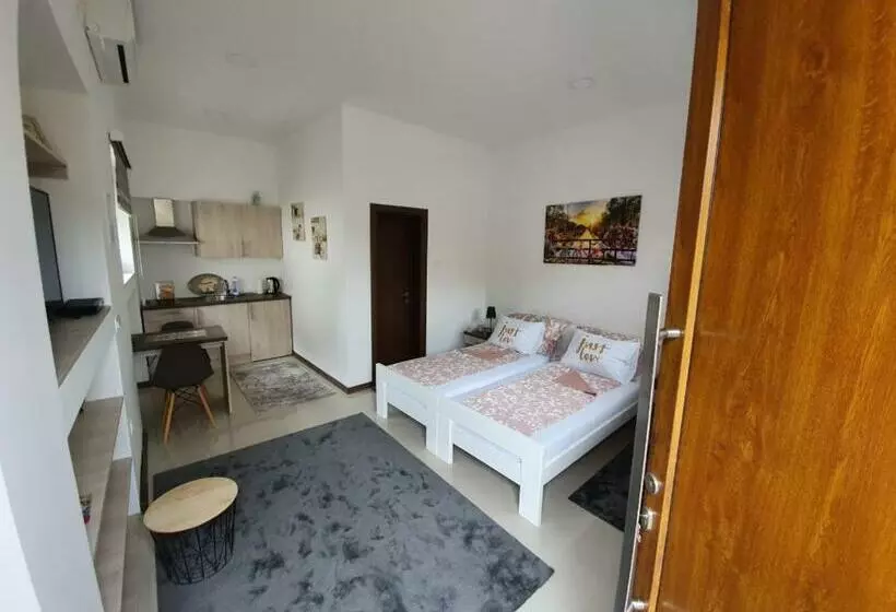پانسیون Studio Apartment In Old Town With Parking