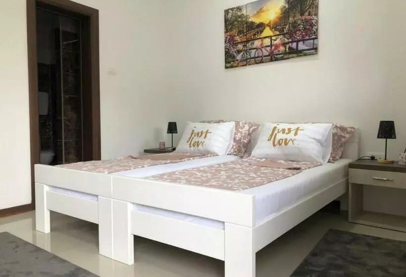 پانسیون Studio Apartment In Old Town With Parking