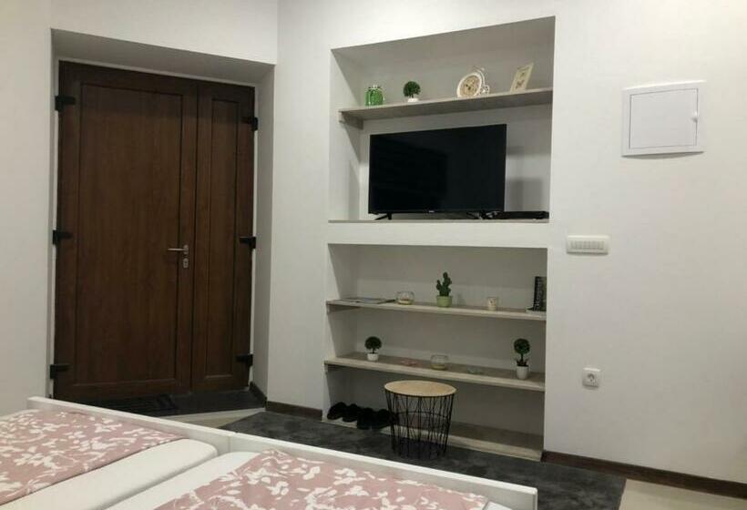 پانسیون Studio Apartment In Old Town With Parking