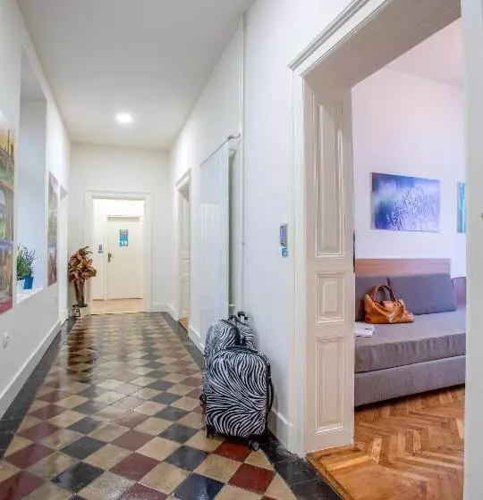 تختخواب و صبحانه Booking En Suite
