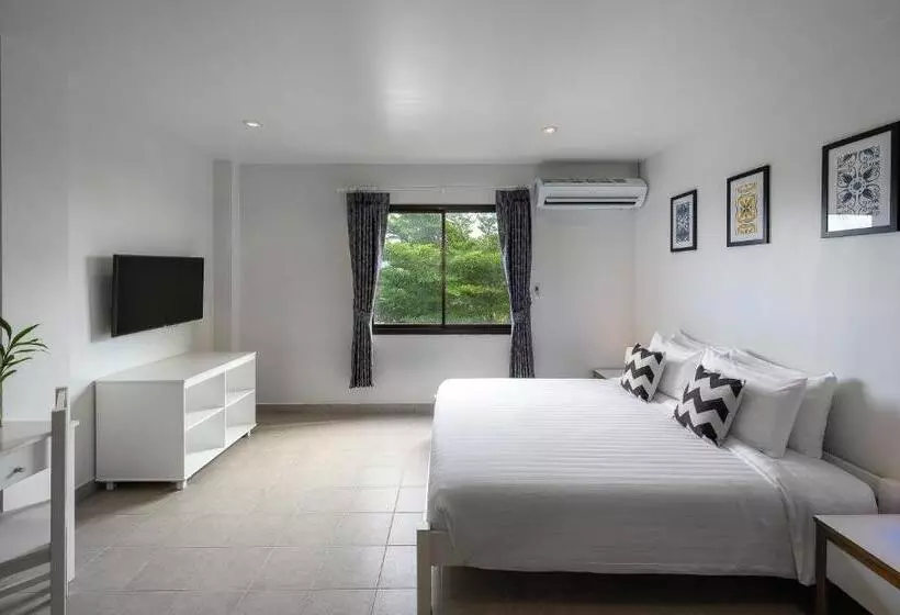 Maikhao Hotel, Phuket