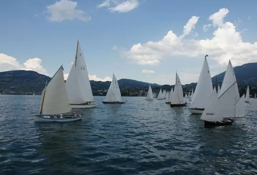 هتل De La Vieille Tour