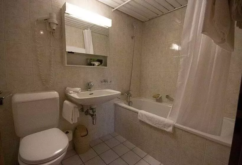 هتل De La Vieille Tour