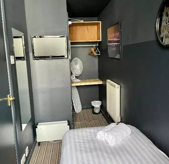 Brighton Black Hotel & Hot Tubs