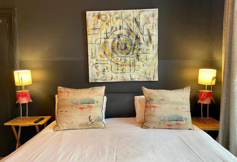 Brighton Black Hotel & Hot Tubs