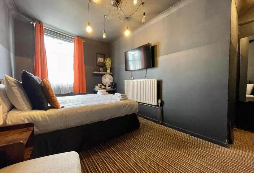 Brighton Black Hotel & Hot Tubs