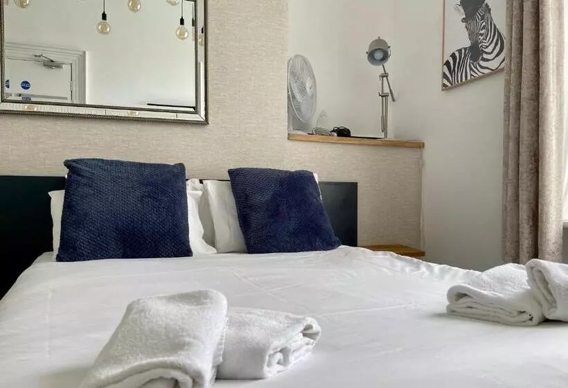 Brighton Black Hotel & Hot Tubs