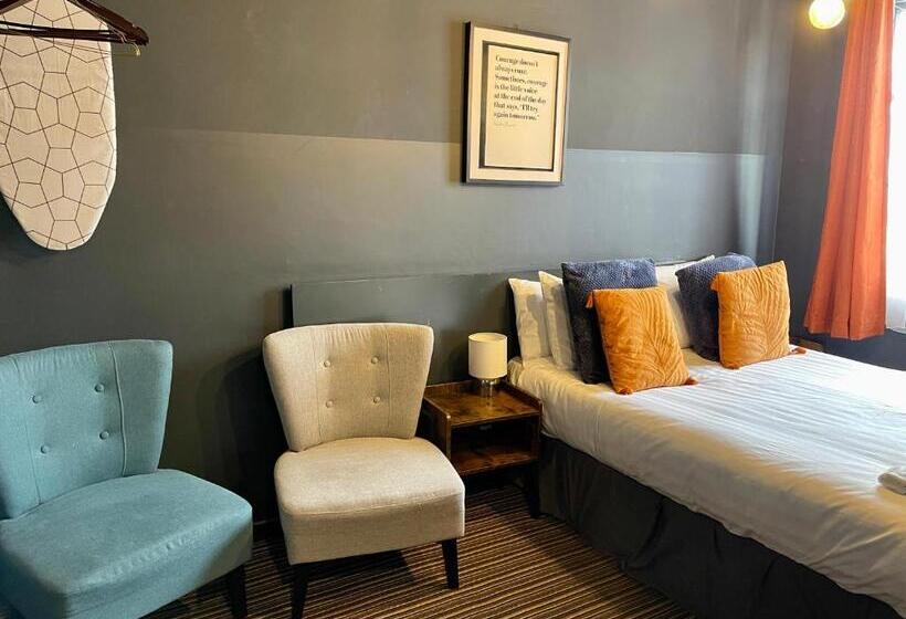 Brighton Black Hotel & Hot Tubs