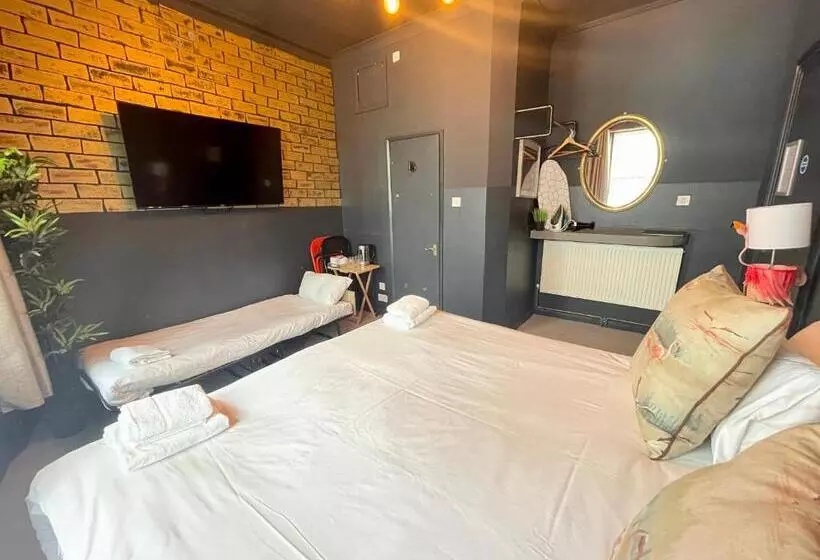 Brighton Black Hotel & Hot Tubs