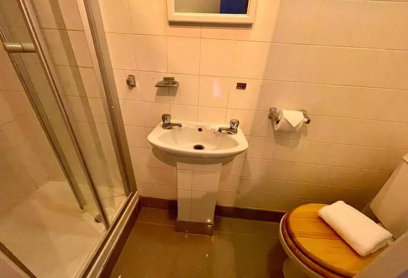 Brighton Black Hotel & Hot Tubs