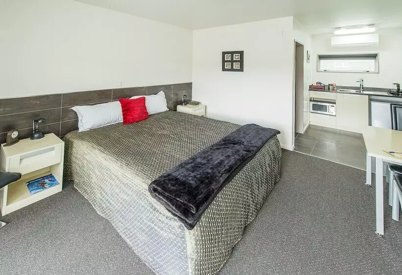 151 On London Motel & Conference Centre