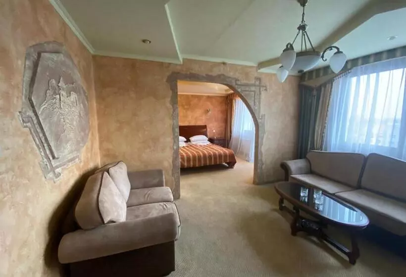 هتل Intourist Zakarpattia