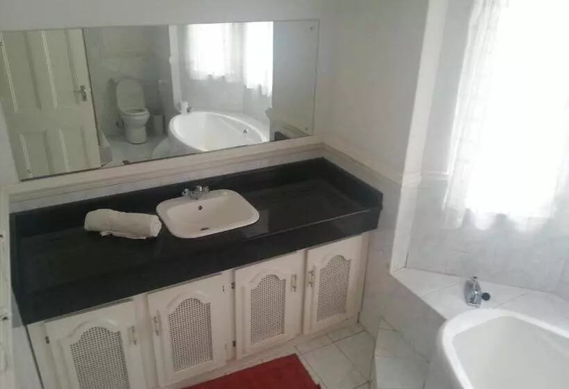 ペンション The Crescent Guesthouses  Bnb/self Catering