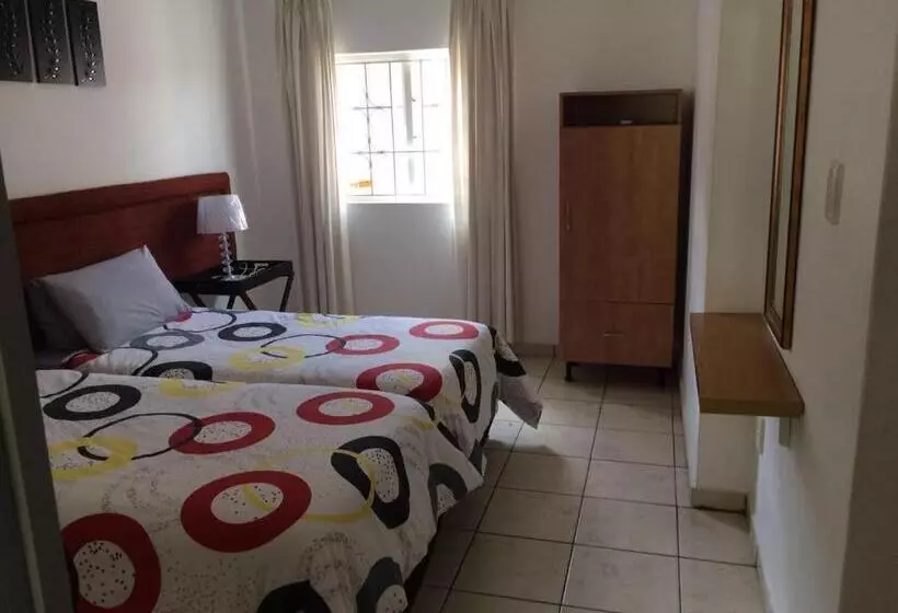 ペンション The Crescent Guesthouses  Bnb/self Catering