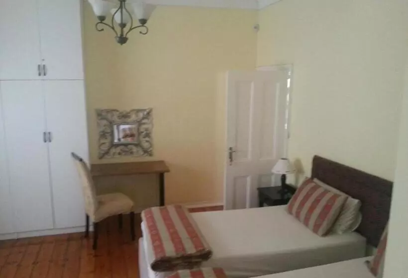 ペンション The Crescent Guesthouses  Bnb/self Catering