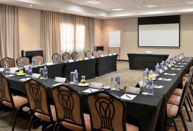 בית מלון כפרי Premier Resort Sani Pass