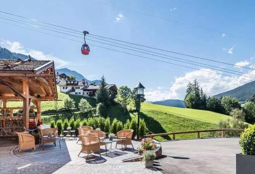 هتل Rainell Dolomites Retreat