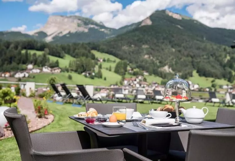 هتل Rainell Dolomites Retreat