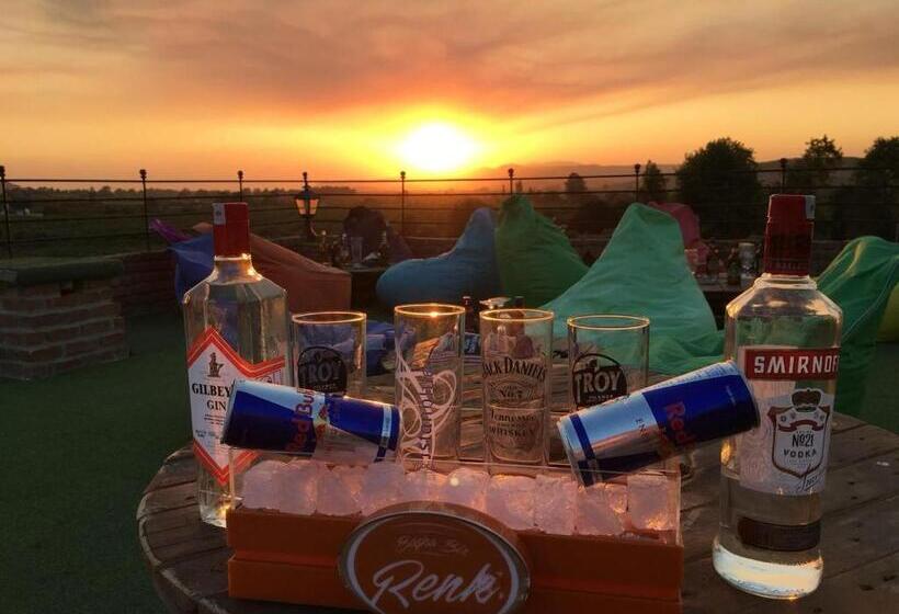 Rebetika Hotel & Bistro