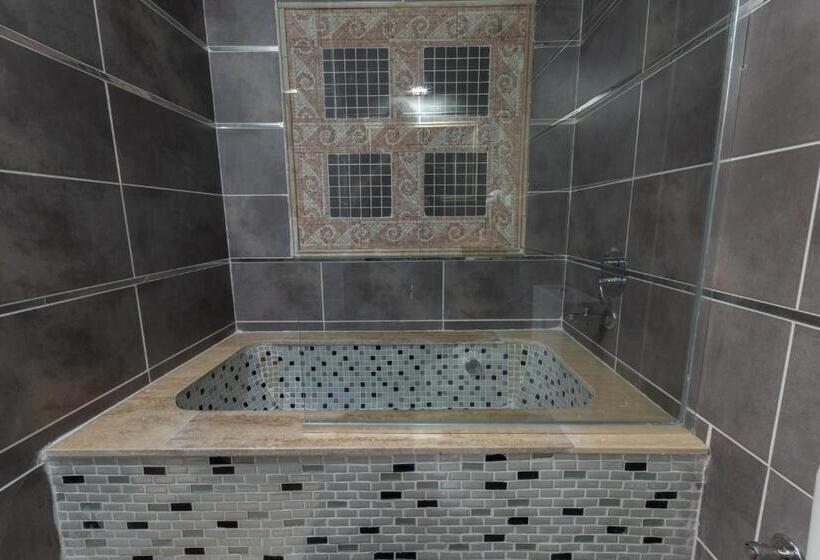 Rebetika Hotel & Bistro