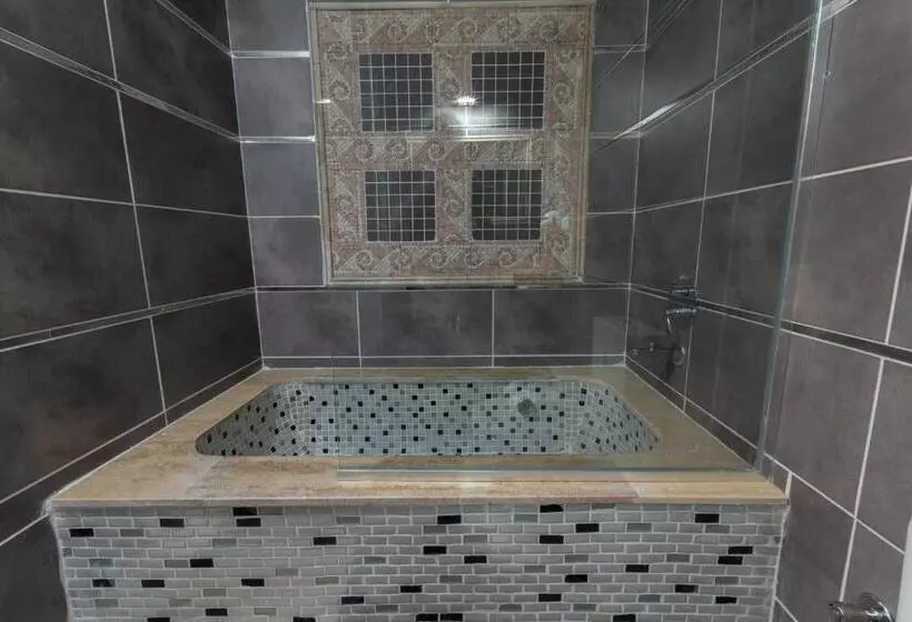 Rebetika Hotel & Bistro