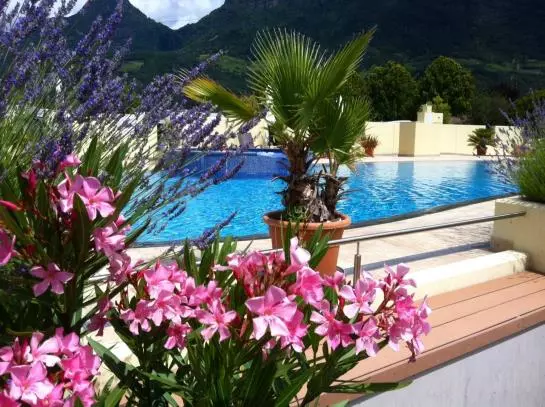 Schlosshof Charme Resort – Hotel & Camping