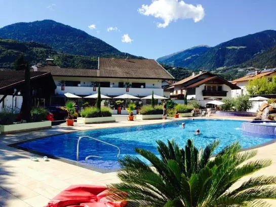 Schlosshof Charme Resort – Hotel & Camping