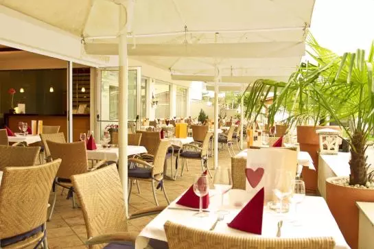 Schlosshof Charme Resort – Hotel & Camping