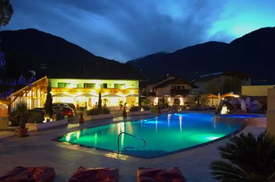 Schlosshof Charme Resort – Hotel & Camping