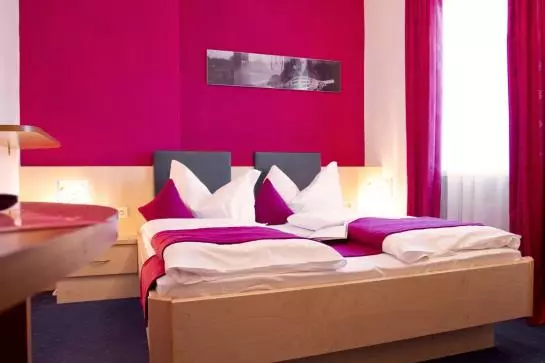 Schlosshof Charme Resort – Hotel & Camping