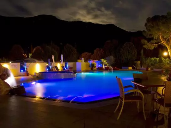 Schlosshof Charme Resort – Hotel & Camping