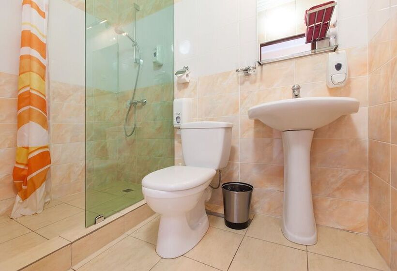 Regina Hotel On Baumana