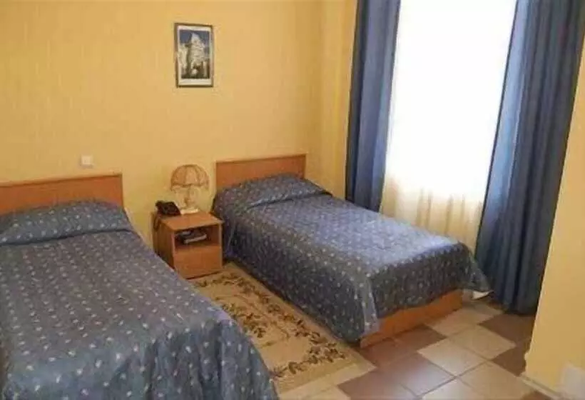 Regina Hotel On Baumana