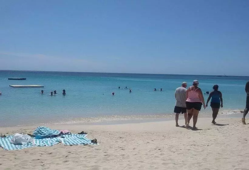 هتل Bananarama Dive & Beach Resort