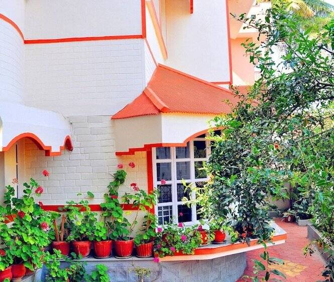 Отель Four Seasons Homestay Coorg