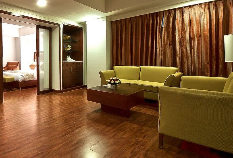 هتل The Golden Plaza