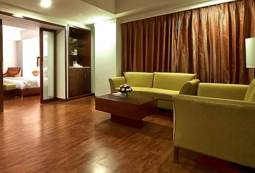 هتل The Golden Plaza