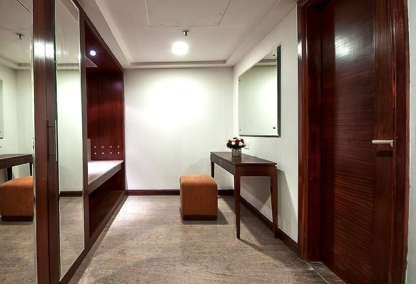 هتل The Golden Plaza